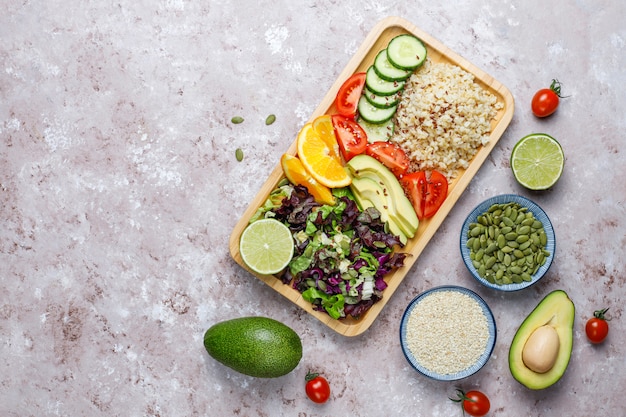 Бесплатное фото Концепция здорового вегетарианского сбалансированного питания, салат из свежих овощей, миска будды