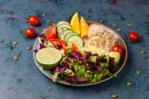 Концепция здорового вегетарианского сбалансированного питания, салат из свежих овощей, миска Будды