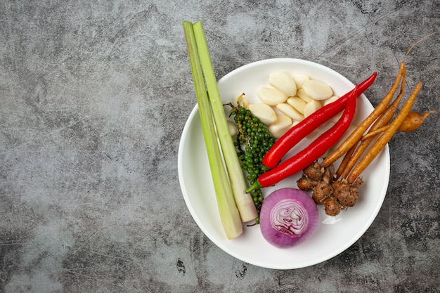 野菜、果物、色の野菜の袋に入った健康的なベジタリアンフードスーパーマーケットのショッピング、食品、きれいなベジタリアンの食事の概念。