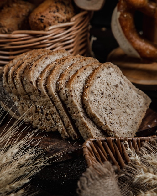 Pane integrale sano affettato sottilmente sul tavolo.