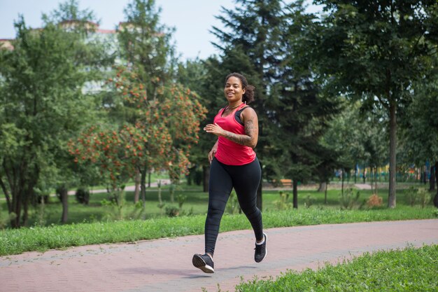 屋外で運動をしている健康な女性