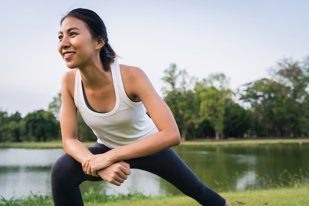 健康的な若いアジアランナーの女性運動やヨガの前に体をストレッチウォームアップ