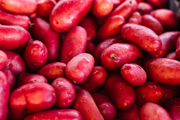 新鮮な有機赤いジャガイモのヒープ
