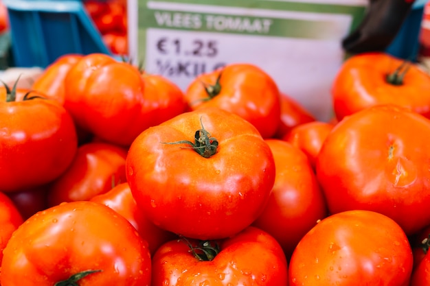 Foto gratuita mucchio di pomodori rossi freschi