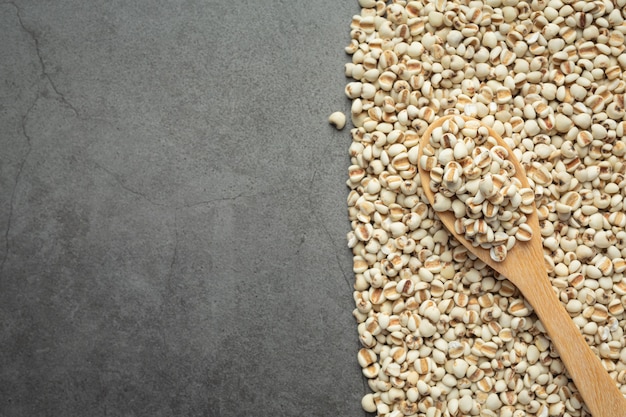 Free photo heap of millet seeds on dark background