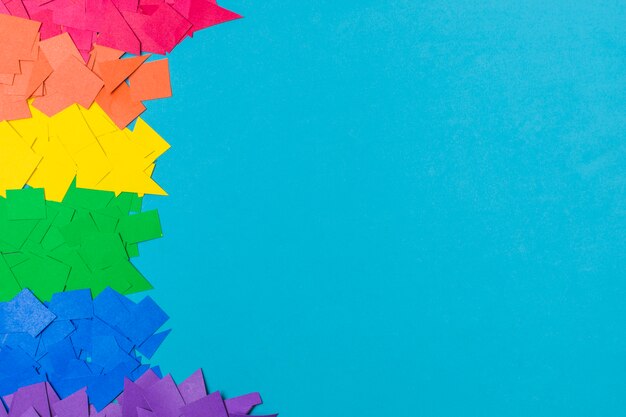 Куча бумаг в цветах ЛГБТ