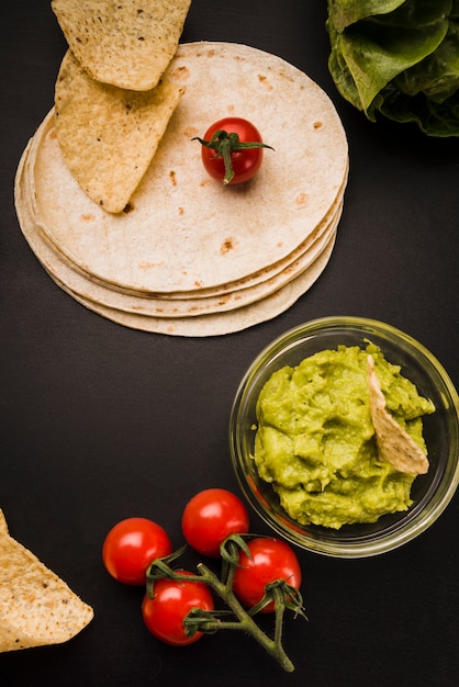 Foto gratuita mucchio di pita vicino a pomodori e salsa