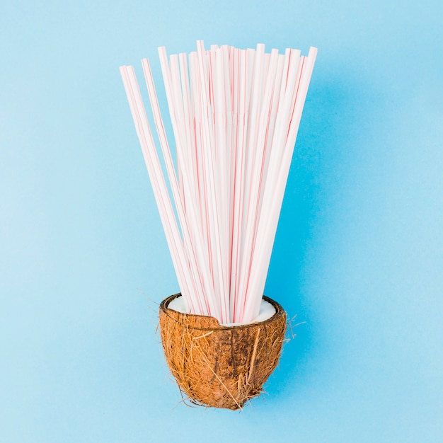 Куча пластиковых соломинок в кокосе