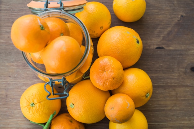 Куча спелых апельсинов и мандаринов