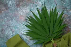 Foto gratuita mucchi di foglie di marijuana.
