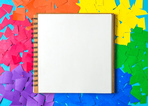 Mucchietti di carta con colori e notebook LGBT luminosi