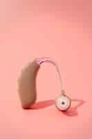 無料写真 ピンクの背景を持つ補聴器