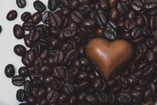 コーヒー豆にチョコレートのハート