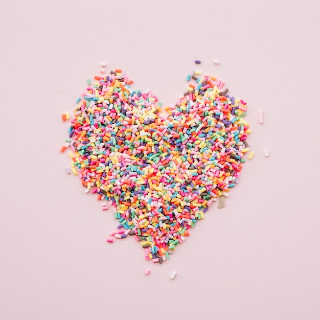 Сердце из разных красочных конфет