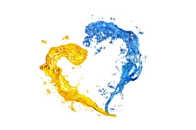 Сердце из желтых и синих брызг воды с пузырьками, изолированными на белом фоне Национальные украинские цвета стоят с Украиной