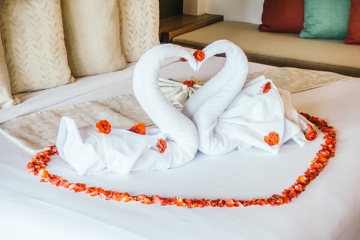 Free Photo heart interior honey suite towel