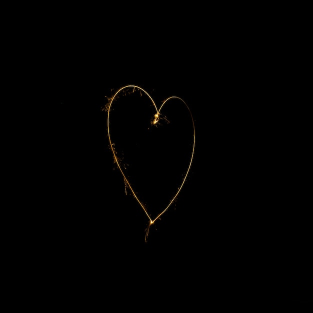 Foto gratuita cuore fatto da sparkler su sfondo nero
