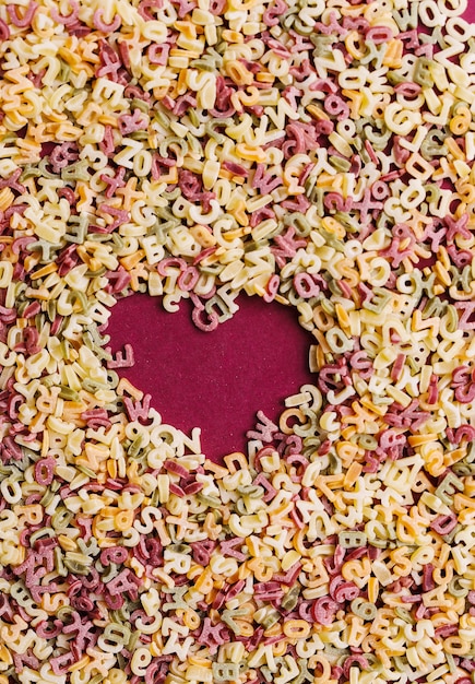 Foto gratuita cuore fatto di lettere di pasta