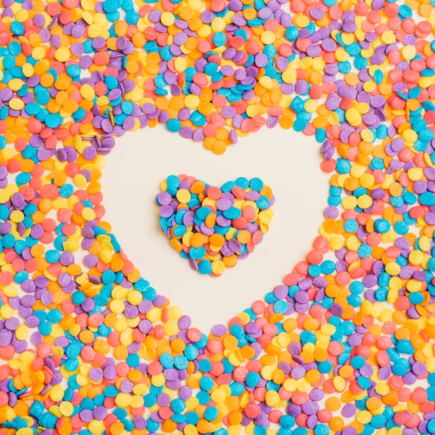 Free photo heart shape from colourful circles