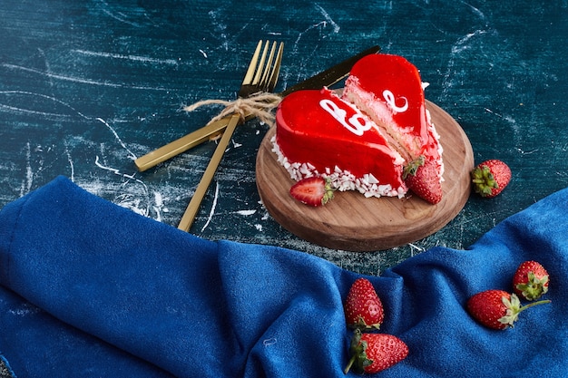 Free photo heart shape red cake for valentine day.