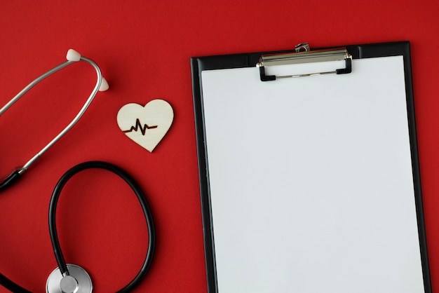 Free photo heart shape and stethoscope arrangement