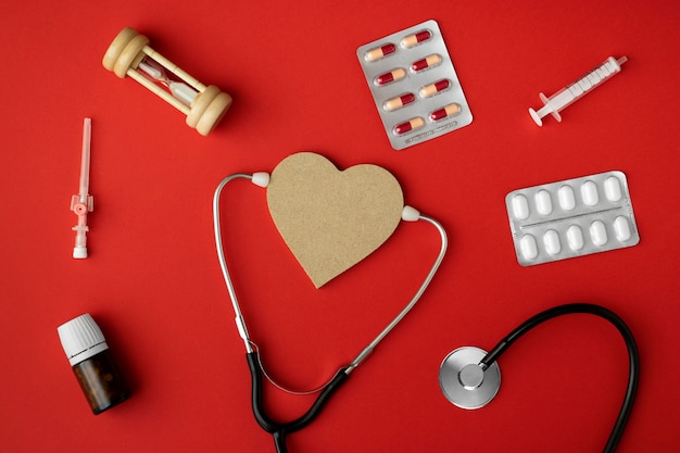 Foto gratuita a forma di cuore e stetoscopio per soggetti medici