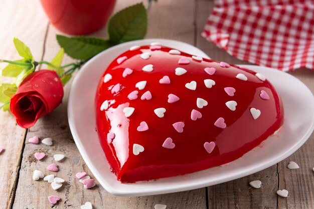 발렌타인 데이 또는 나무 테이블에 있는 어머니의 날을 위한 하트 모양의 케이크