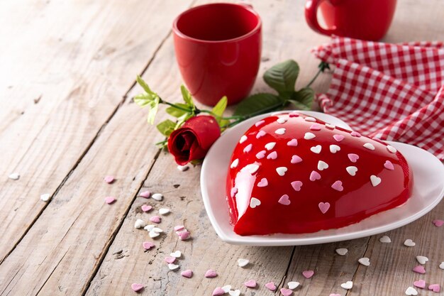 木製のテーブルでバレンタインデーや母の日のためのハート型のケーキ