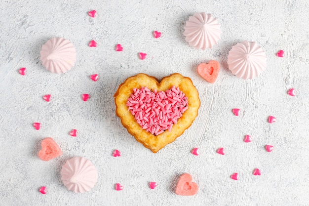 발렌타인 데이를 위한 하트 모양의 케이크. 무료 사진