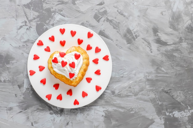 심장 모양의 발렌타인 데이 케이크.