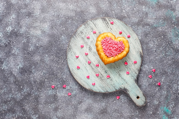 Foto gratuita torte a forma di cuore per san valentino.