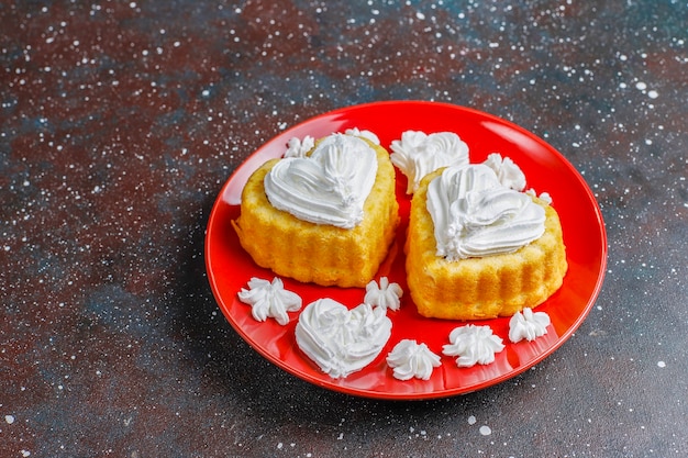 Foto gratuita torte a forma di cuore per san valentino.