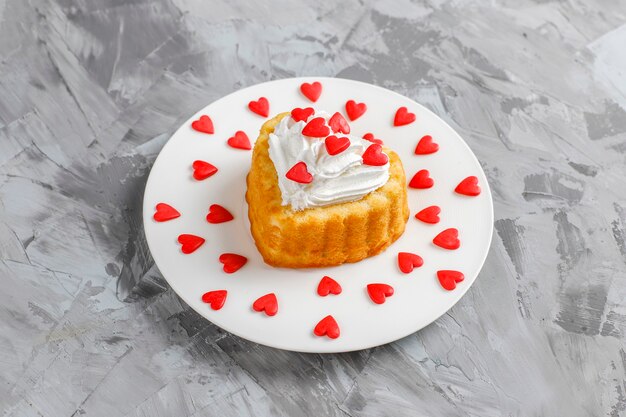 발렌타인 데이를 위한 하트 모양의 케이크.