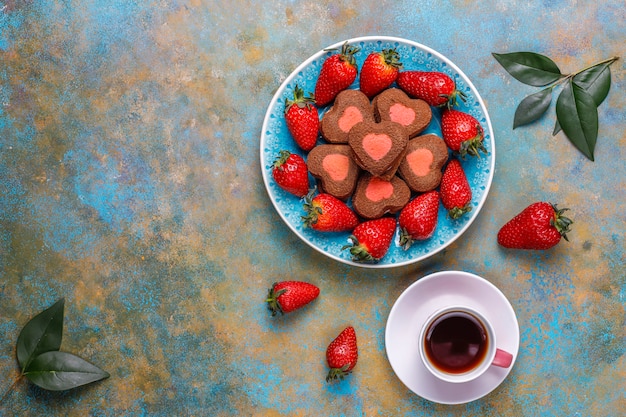 신선한 딸기, 평면도와 심장 모양의 초콜릿과 딸기 쿠키
