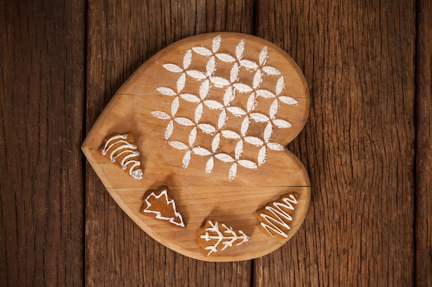 Free photo heart-shaped chopping board with cookies