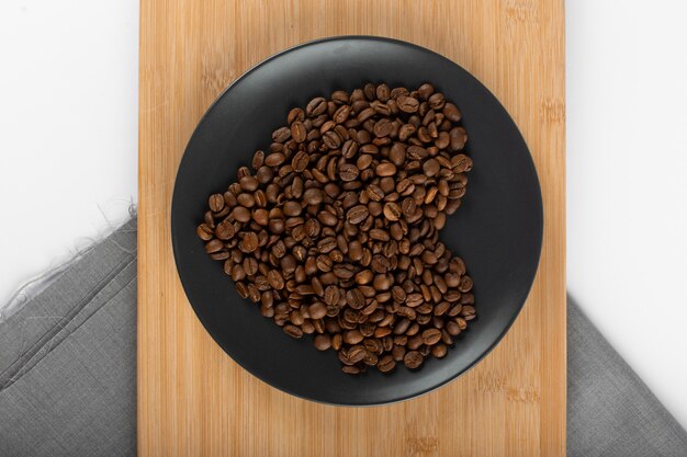 Кофейные зерна в блюдце в форме сердца