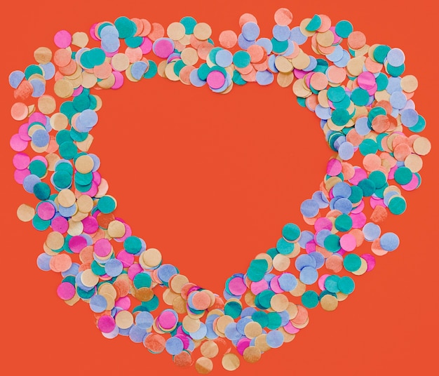 Красочные конфетти в форме сердца
