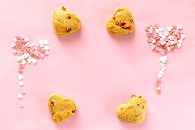 발렌타인 데이 여성의 날 사랑 파티를위한 심장 모양의 쿠키 다채로운 달콤한 색종이 뿌리 핑크