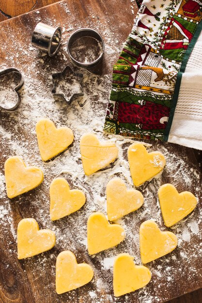 Foto gratuita biscotti a forma di cuore vicino asciugamano e frese