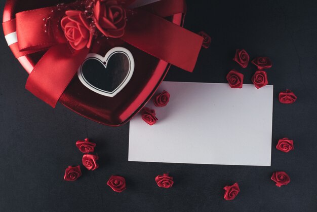 ハート型のギフトボックス、白紙のメモカード、バレンタインデー
