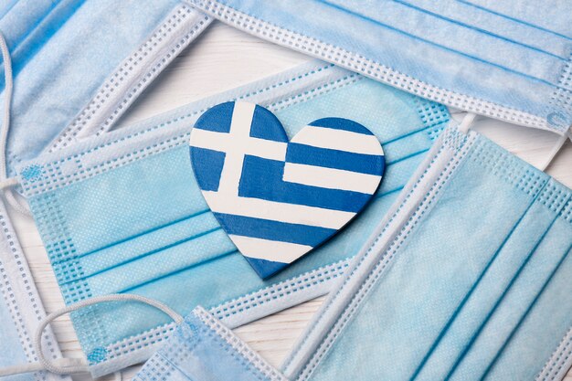 Флаг греции в форме сердца с масками для лица