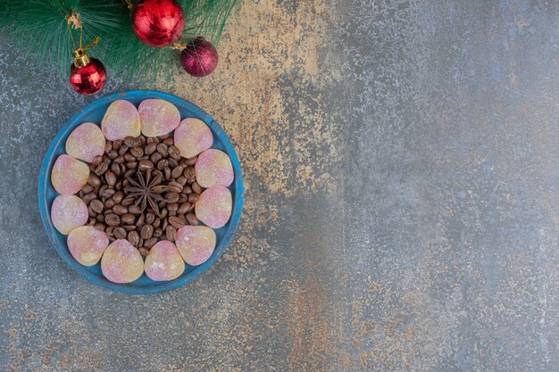 심장 모양의 젤리 과자와 원두 커피와 스타 아니스. 고품질 사진