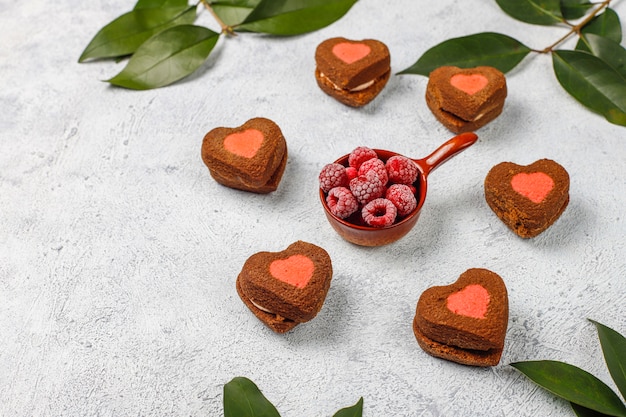심장 모양의 빛에 냉동 된 라스베리 발렌타인 쿠키