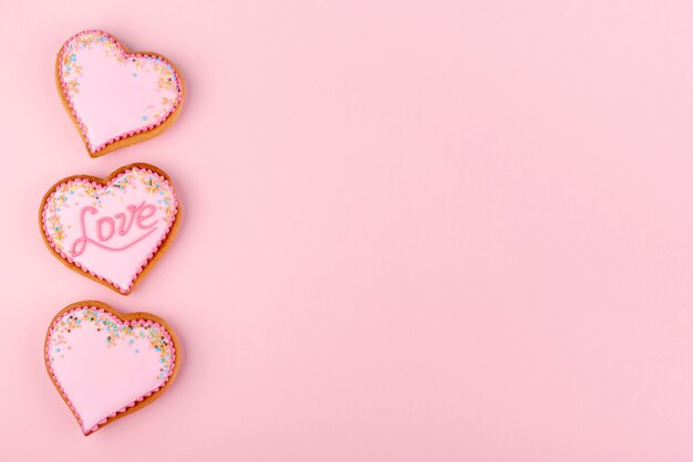 Foto gratuita biscotti a forma di cuore di san valentino con copia spazio e spruzza