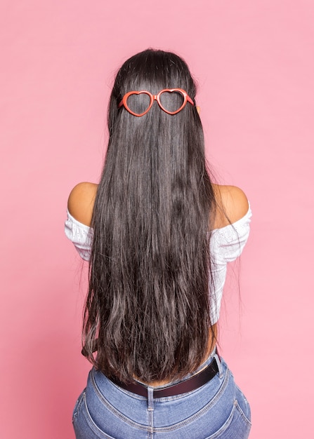 Солнцезащитные очки в форме сердца и длинные волосы