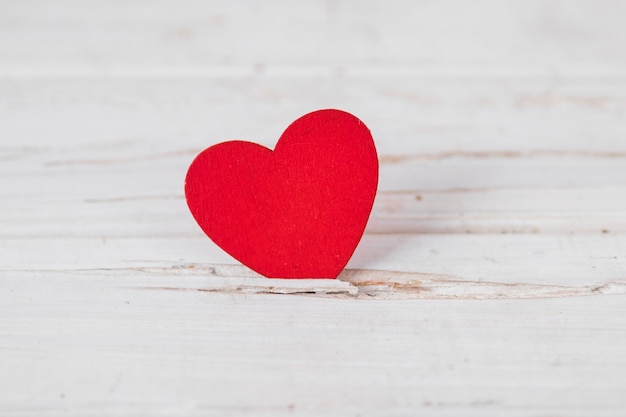 Free photo heart stuck in white tabletop