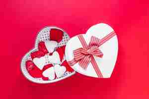 Free photo hearts in gift box on vivid background