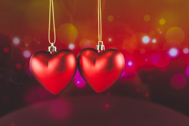 Free photo hearts hanging from a rope with blurred background