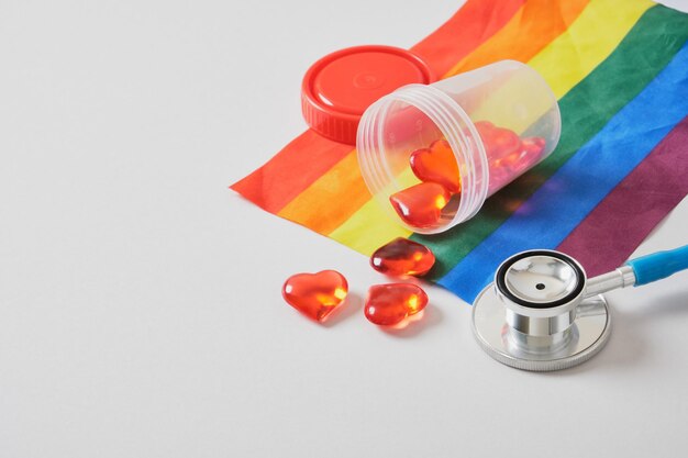 테스트 항아리에 하트, 청진기 및 lgbtq 플래그, 게이 커플을 위한 정자 및 난자 기증