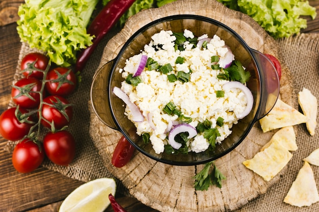 Free photo heathly mexican dish on wooden plate